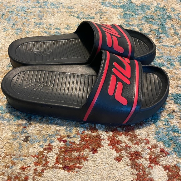Fila slides - mens 7 or women’s 8.5 - Picture 4 of 4